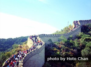 Поток туристов на Великой Китайской стене летом