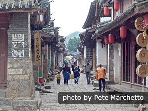 Тихая улица в древнем городе Лицзян