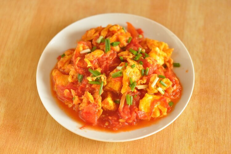 Жареные яйца с помидорами