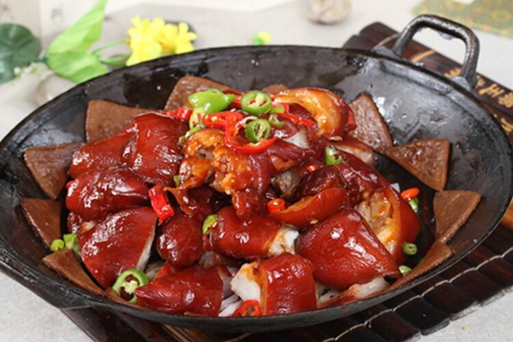 Жареный копыта свиньи