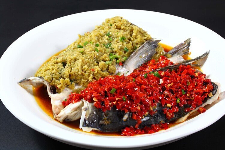 Рыбья голова в хлопьях красного перца