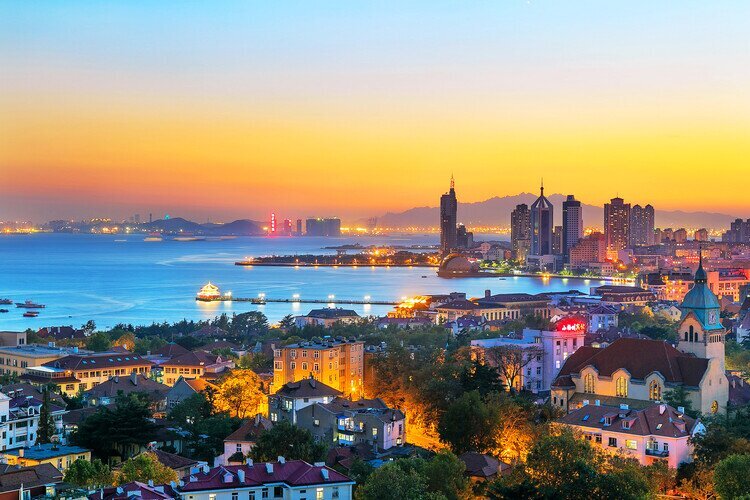 Циндао — это прибрежный город в провинции Шаньдун, известный своей высокоразвитием экономики и немецким колоритом.