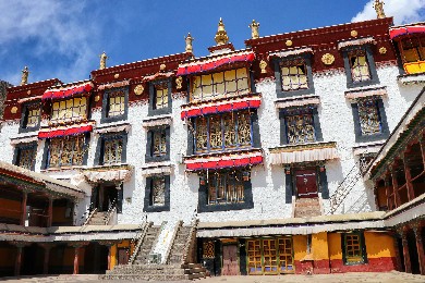 Монастырь Дрепунг в Тибете