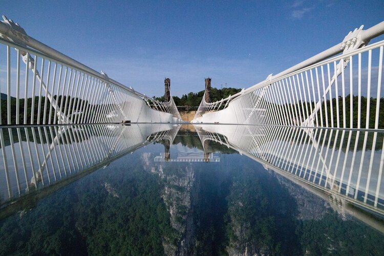 Очень захватывающий стеклянный мост