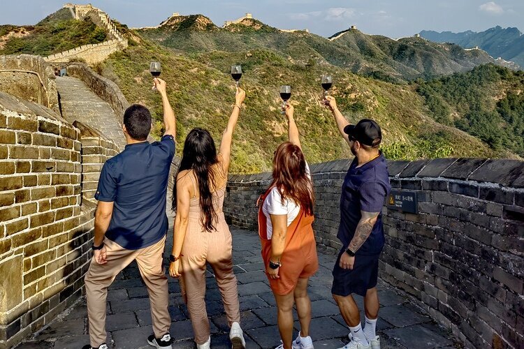 Стоя на Великой Китайской стене