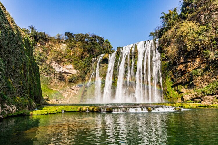 Величественный водопад