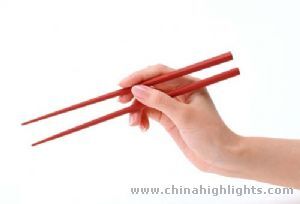 культура еды в китае. usingchopsticks m. культура еды в китае фото. культура еды в китае-usingchopsticks m. картинка культура еды в китае. картинка usingchopsticks m. Китайцы любят поесть. Китайская кухня – одна из самых великих кухонь в мире. На протяжении долгой истории развития китайской кулинарной культуры возникли такие традиции и методы приготовления, которые иностранным туристам могут показаться сильно отличающимися от их привычных представлений или даже странными. Мы написали этот материал, для того чтобы люди, которые живут в других частях света, могли лучше понимать те или иные стороны культуры приема пищи в Китае.
