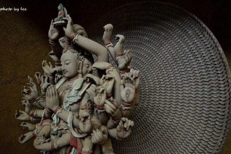 Изящная скульптура Будды